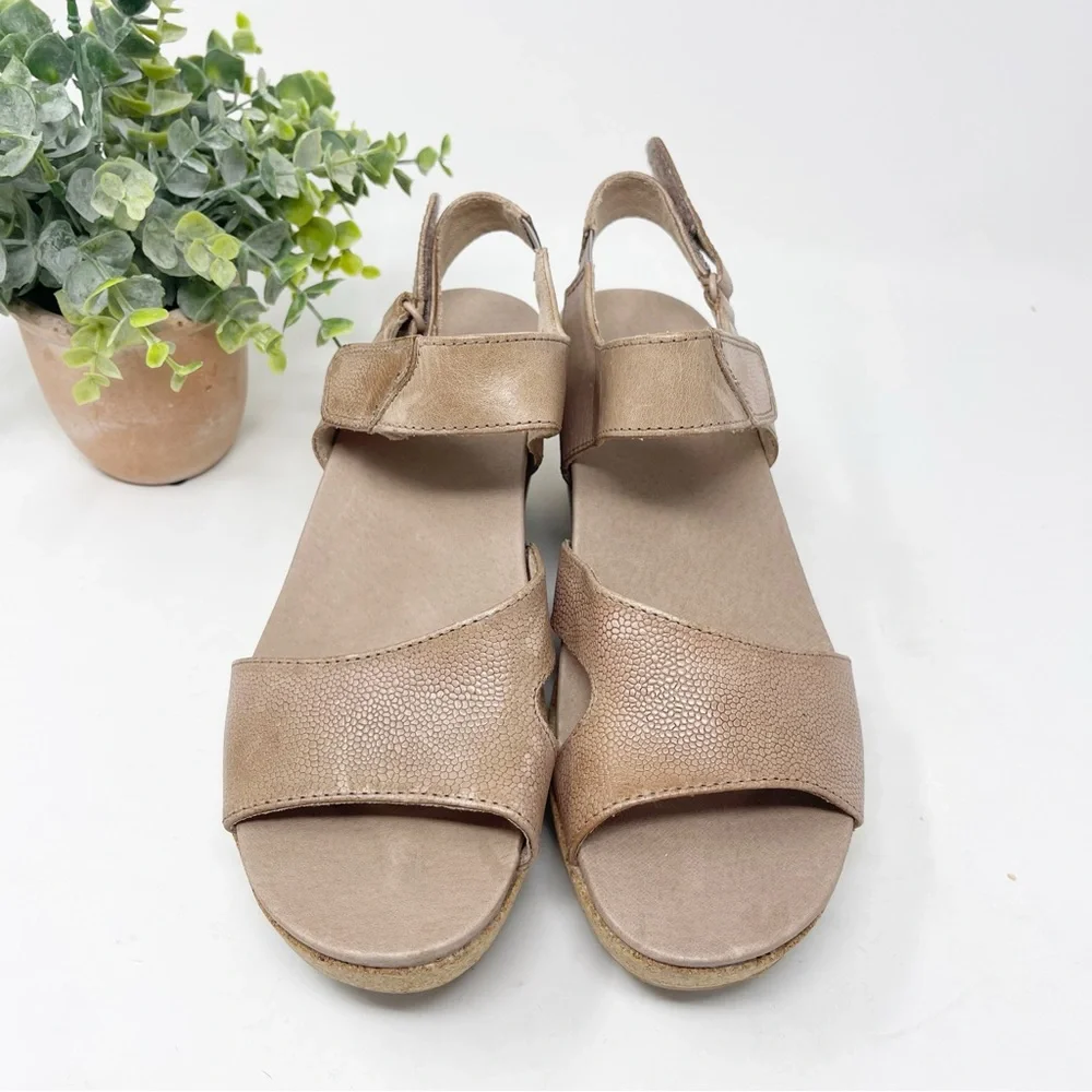 Earth Khaya Kella Leather Platform Sandals Sapphire Taupe